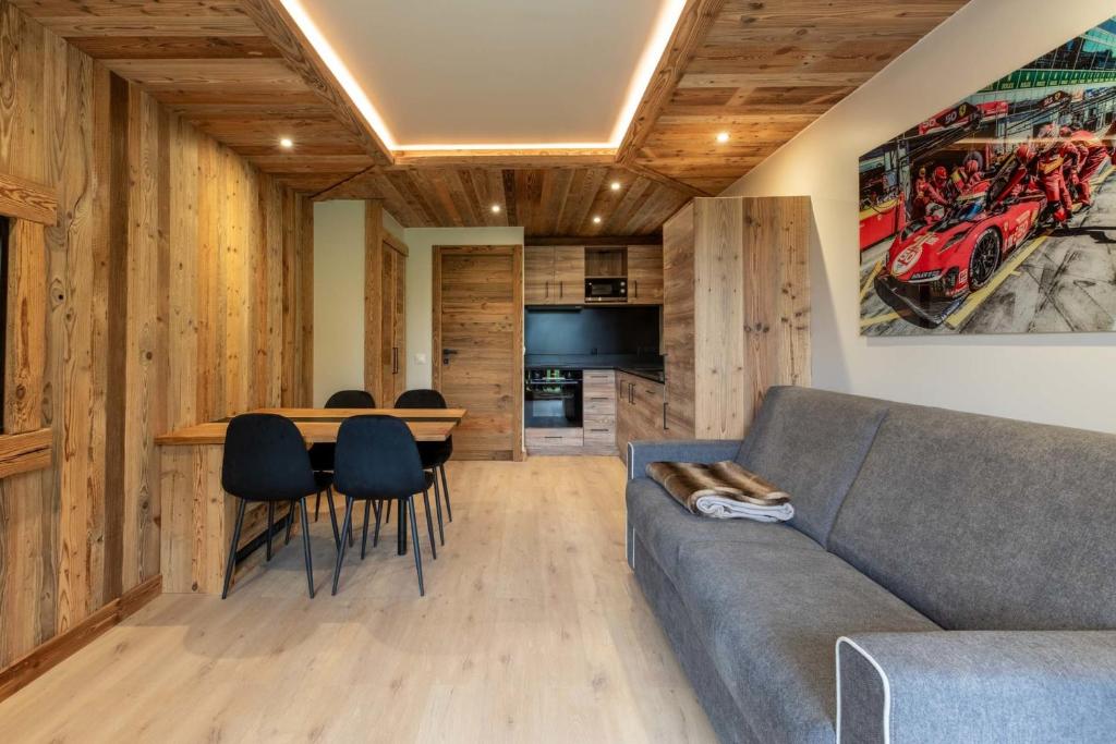 a living room with a couch and a table at Ermitage 28 in Méribel