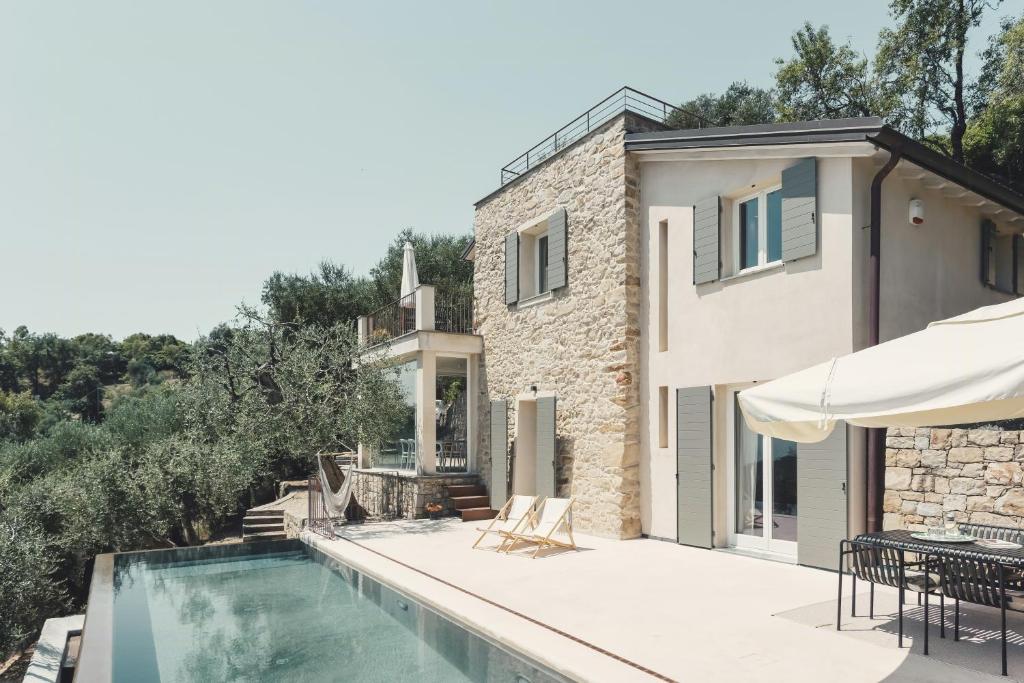 VallebonaにあるModern Villa With Sea View In Vallebonaのプールと家のあるヴィラ