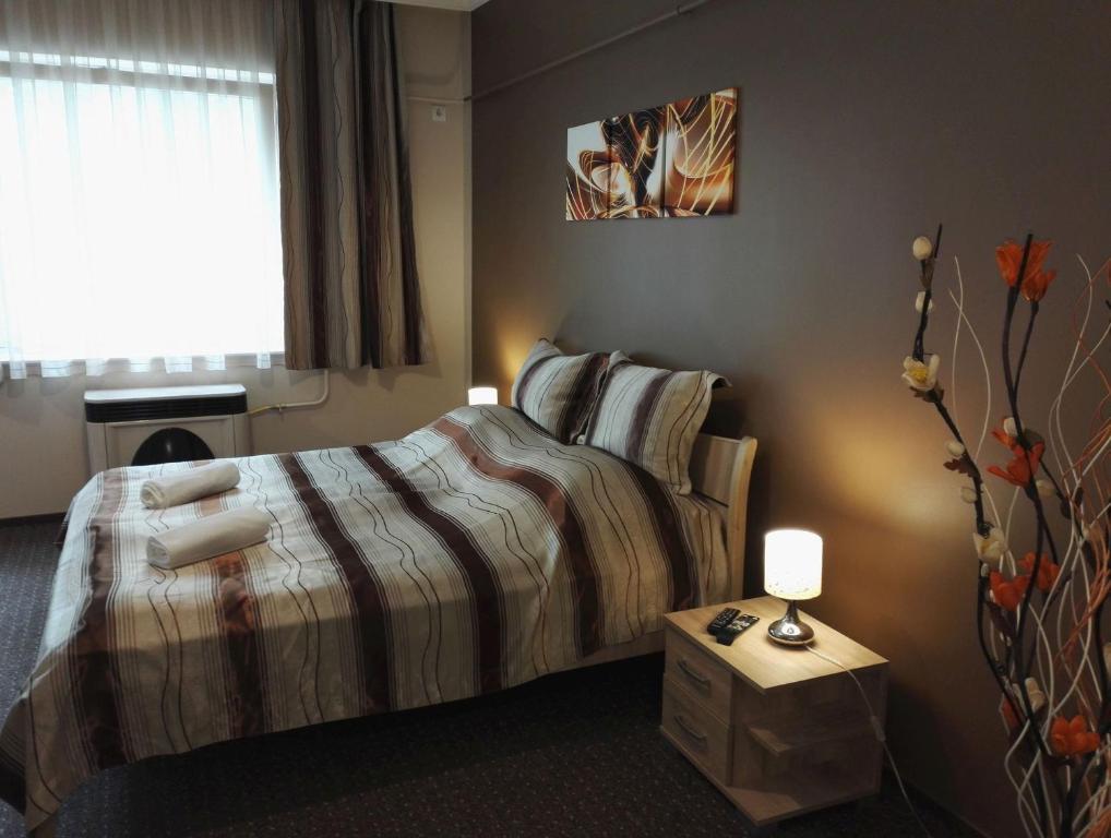 Postel nebo postele na pokoji v ubytování Adél Apartman