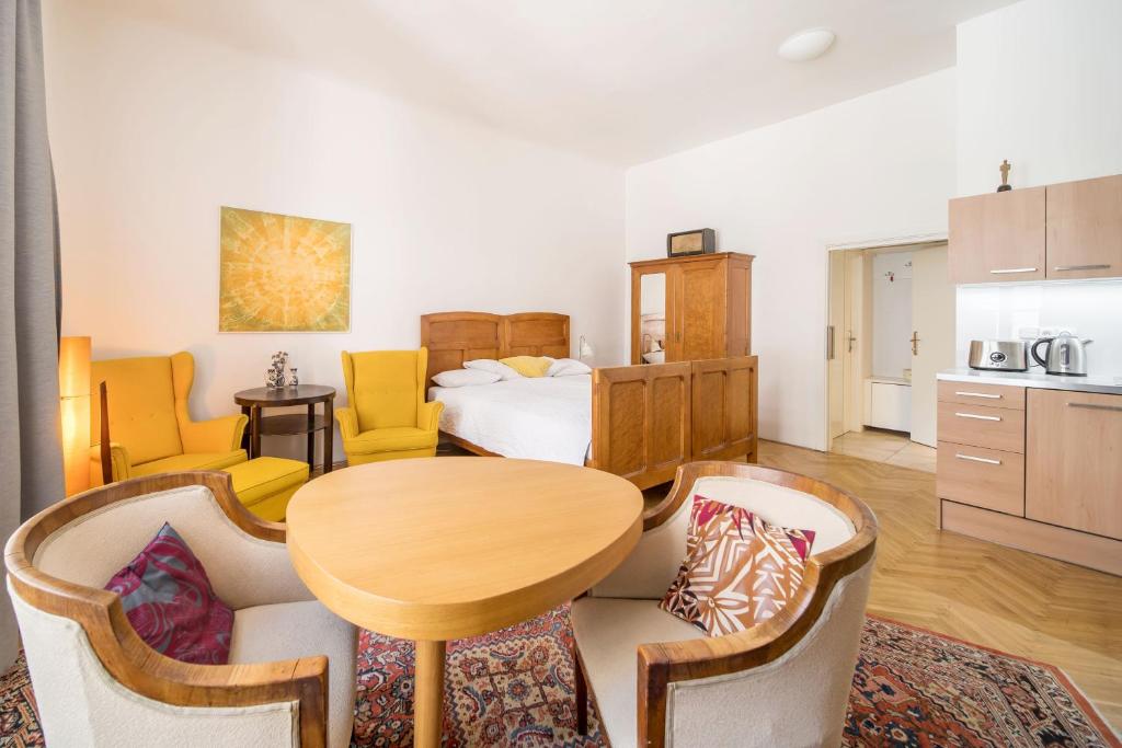 At the Three Princes - 2