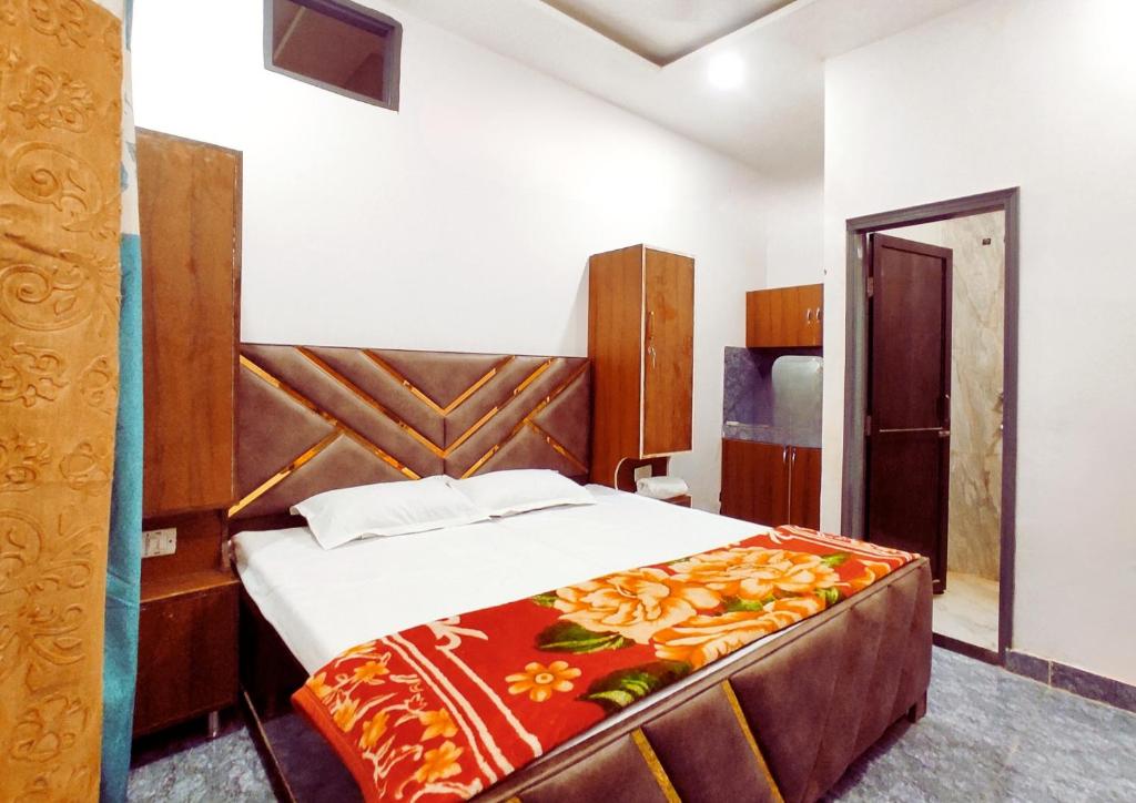 เตียงในห้องที่ SKYLINE HOMESTAY -Your Affordable Stay