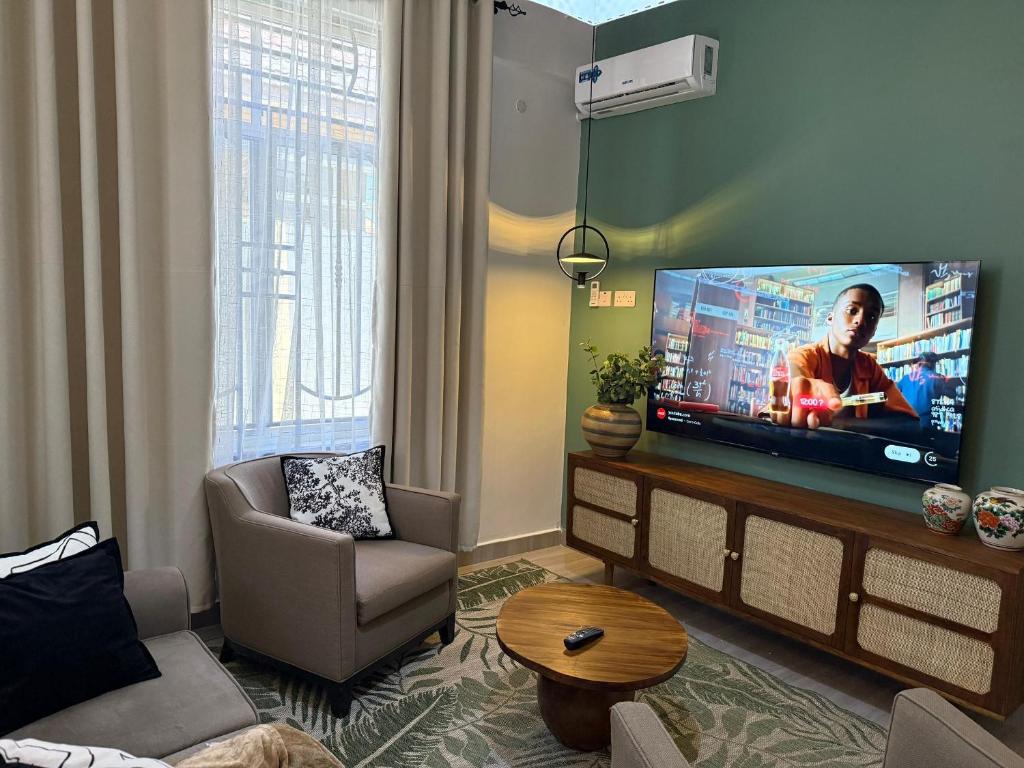 Μια τηλεόραση ή/και κέντρο ψυχαγωγίας στο Bien Apartments Dodoma