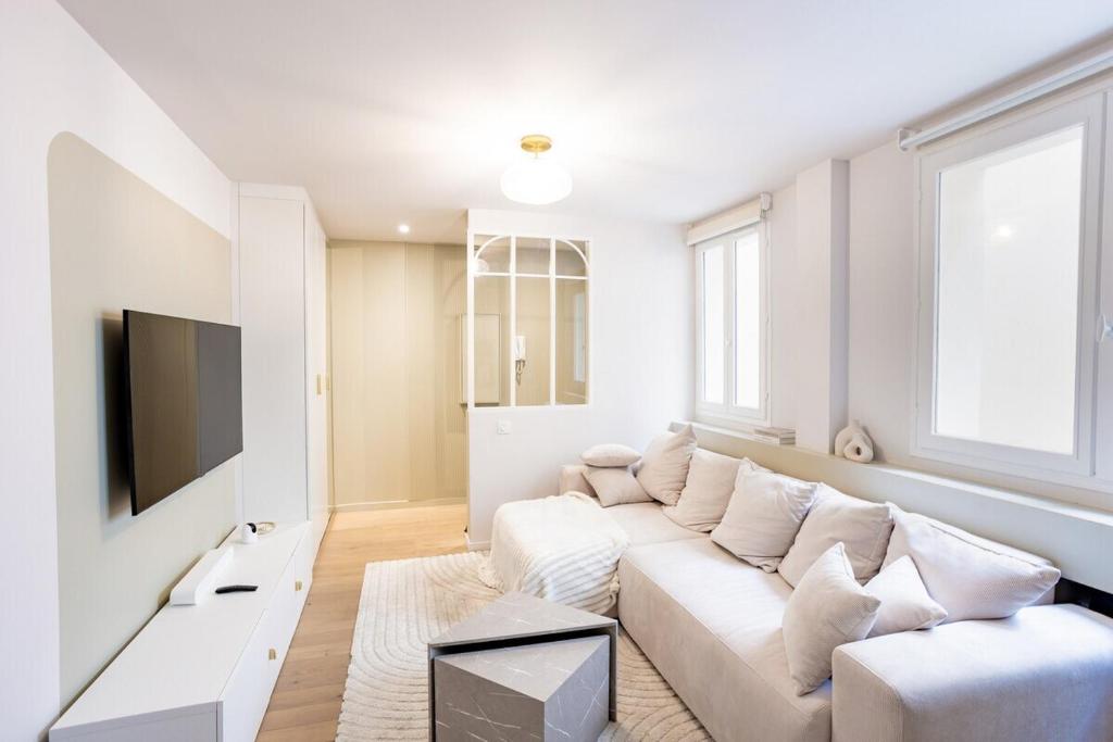 Televisyen dan/atau pusat hiburan di Modern apartment Louvre