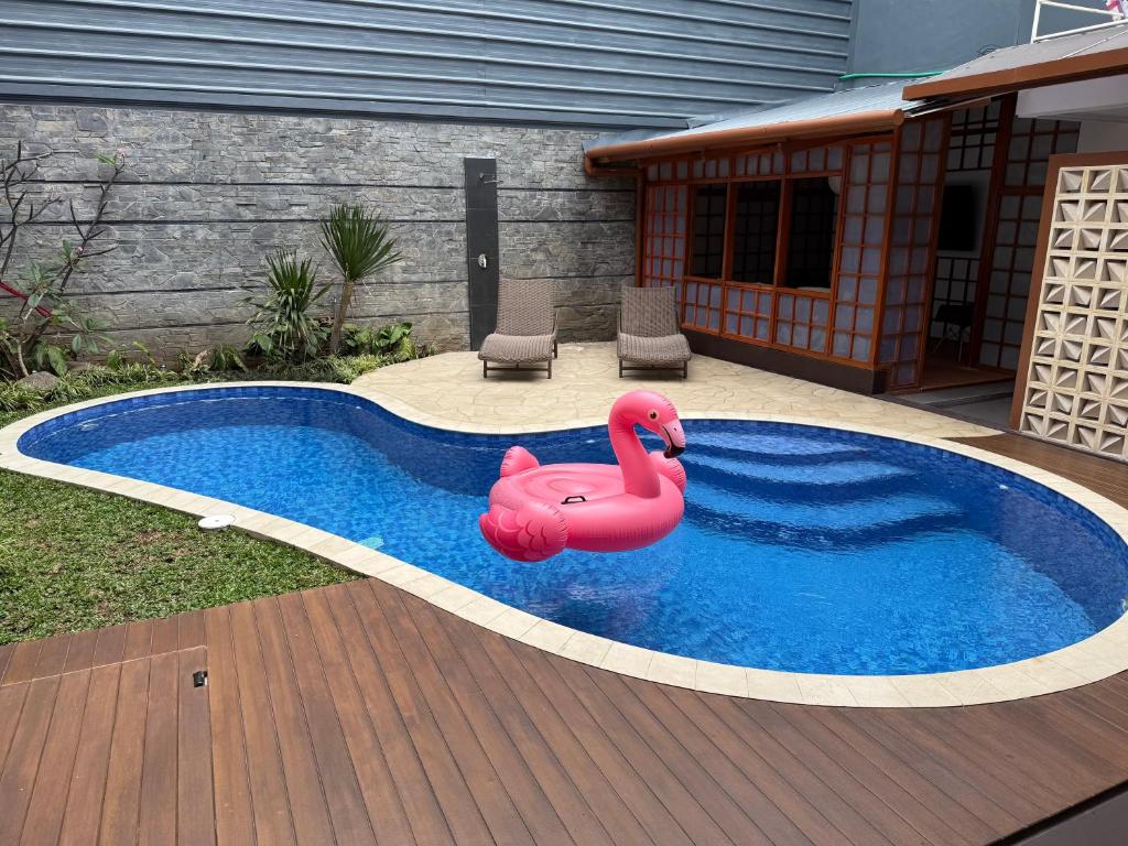 Bazén v ubytování The Sakura House - Casa 99 Bandung nebo v jeho okolí