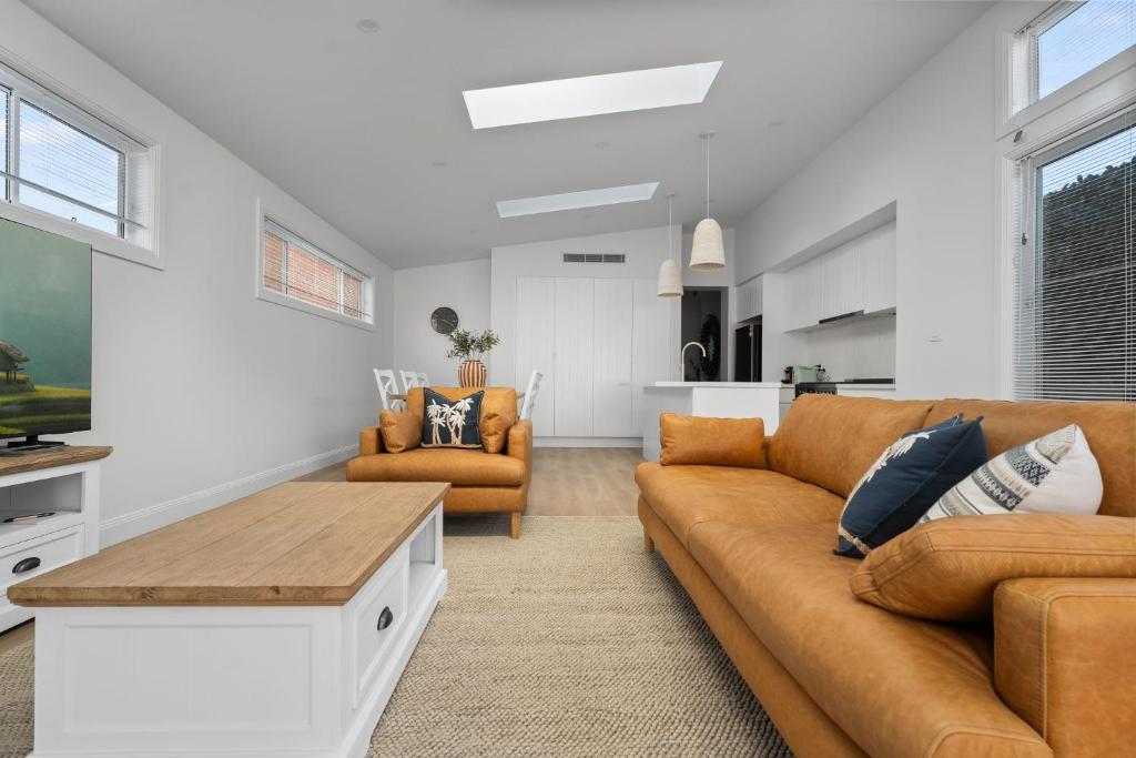 una sala de estar con un sofá y una mesa en Sweet Seymour - 3 Bed 2 Bath Cosy & Modern Home, en Bathurst