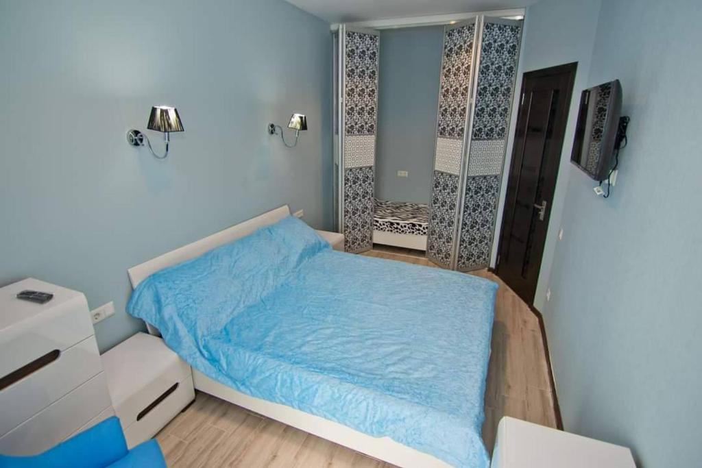 a small room with a bed and a mirror at квартира на Ангиса in Itʼkhvisi