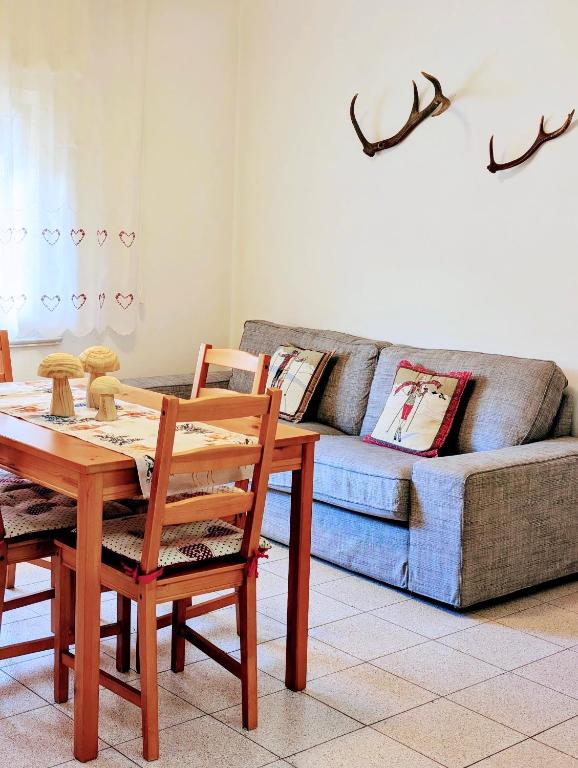 a living room with a table and a couch at Alpenhaus in Tarvisio