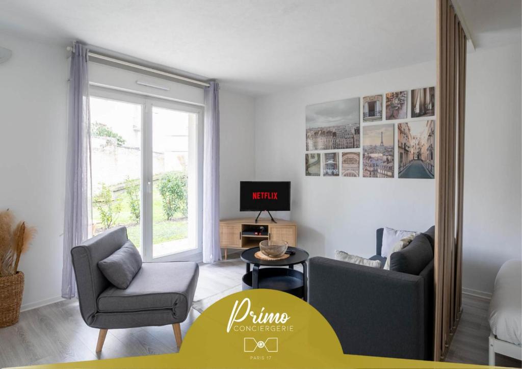 a living room with two chairs and a tv at Studio JadOr gare RER B Le Bourget - Paris aeroport Charles de Gaulle in Le Bourget