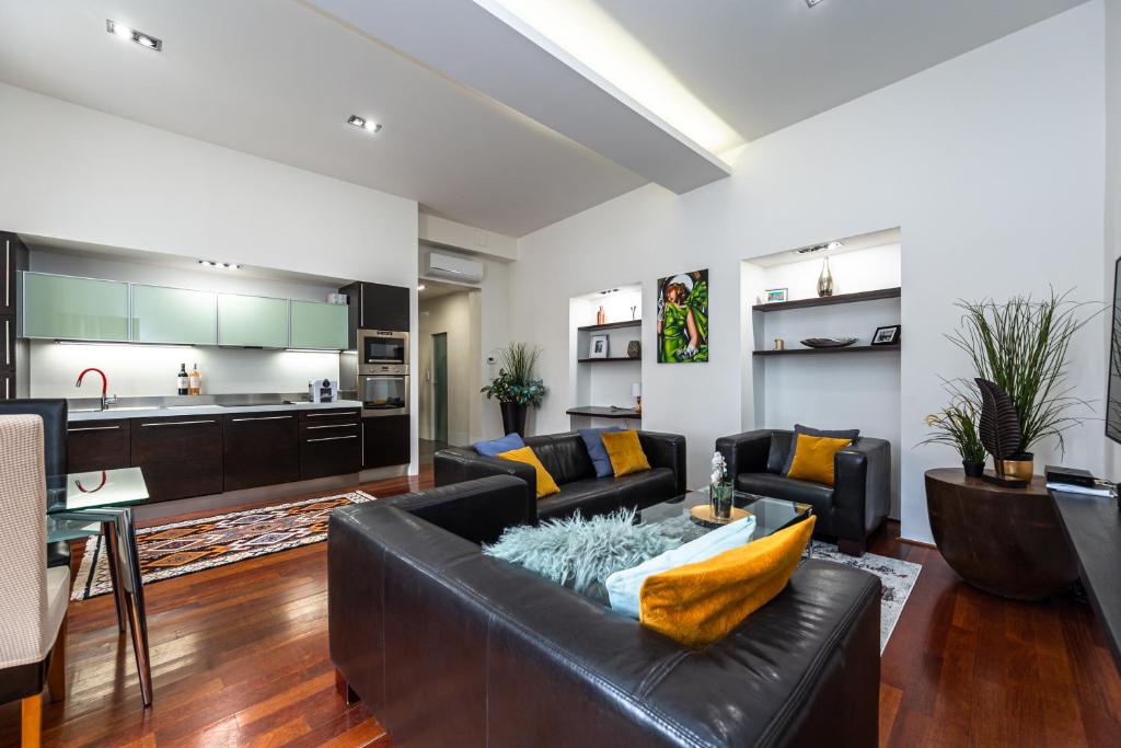 Spacious elegant apartment at the Old Town Square