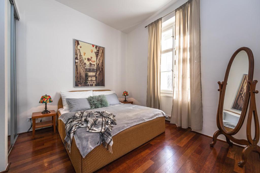 Spacious elegant apartment at the Old Town Square