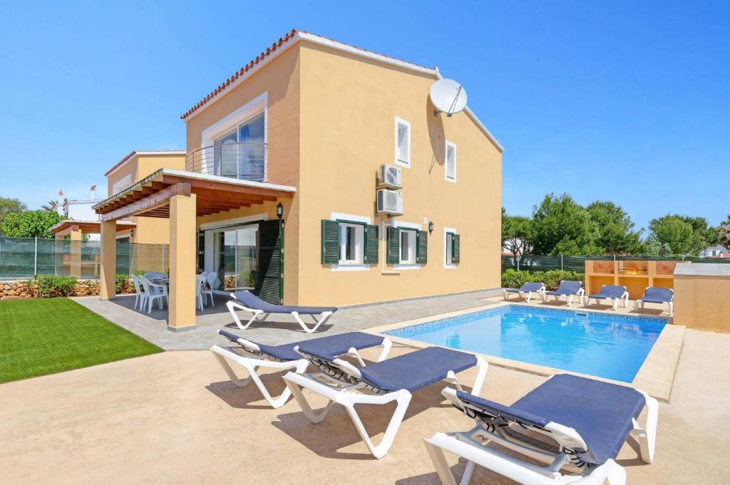 una villa con piscina e una casa di Villa Datil by Villa Plus a Es Mercadal