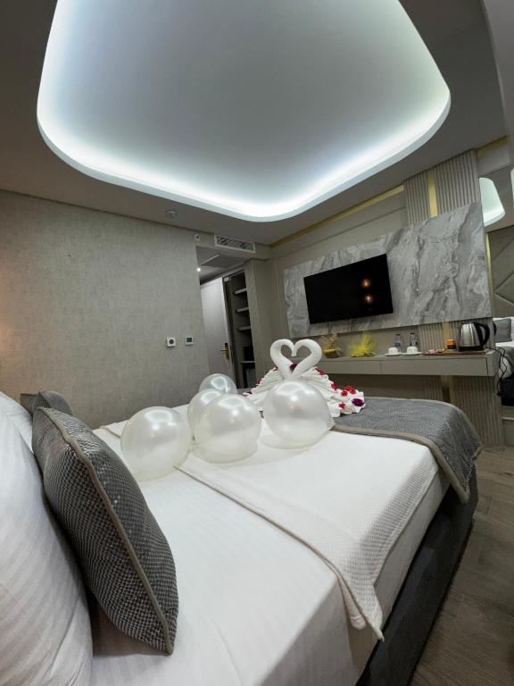 Un pat sau paturi într-o cameră la Elysia Hotel