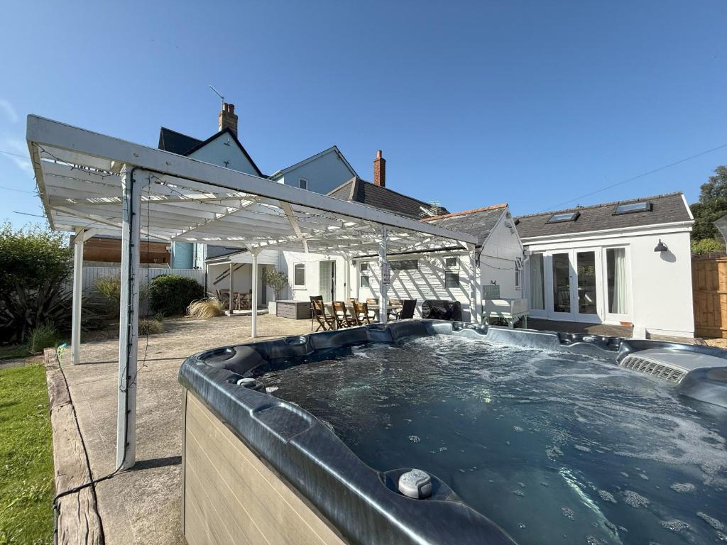 The Gate-Stunning Garden Apartment in Freshwater Bay - 別荘