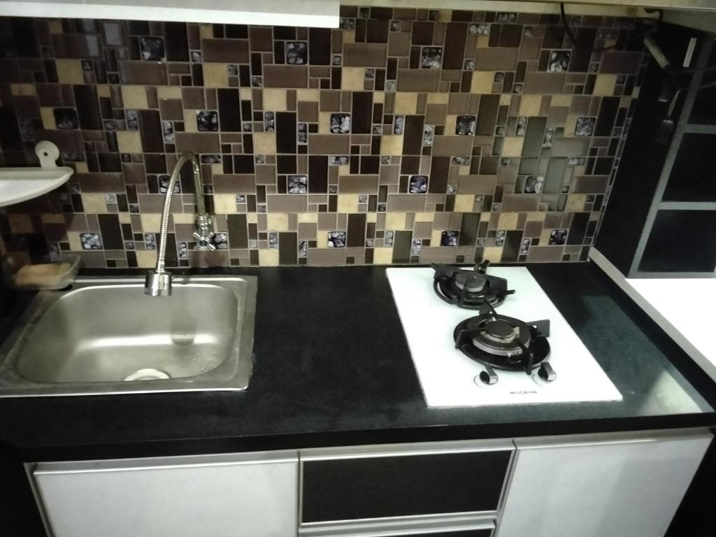 Η κουζίνα ή μικρή κουζίνα στο D Rooms Apartemen
