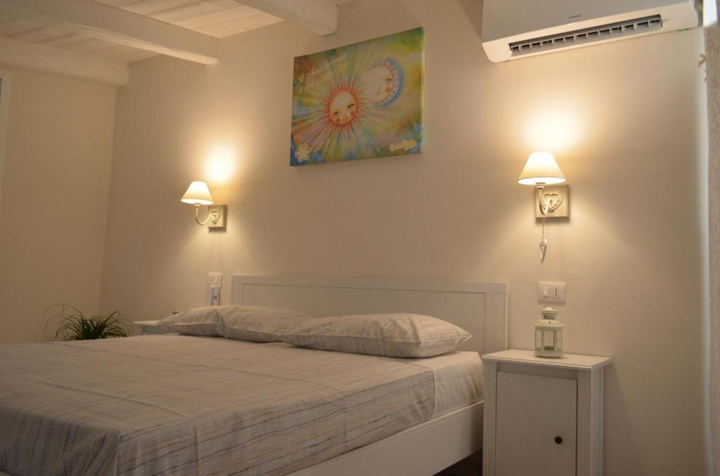 a bedroom with a bed and a painting on the wall at dimore cieli di dante in Conversano