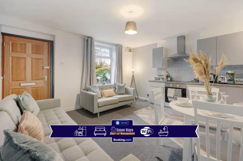 Η κουζίνα ή μικρή κουζίνα στο 2 BR House By Eason Stays Short Lets & Serviced Accommodation Rossendale With Free Parking