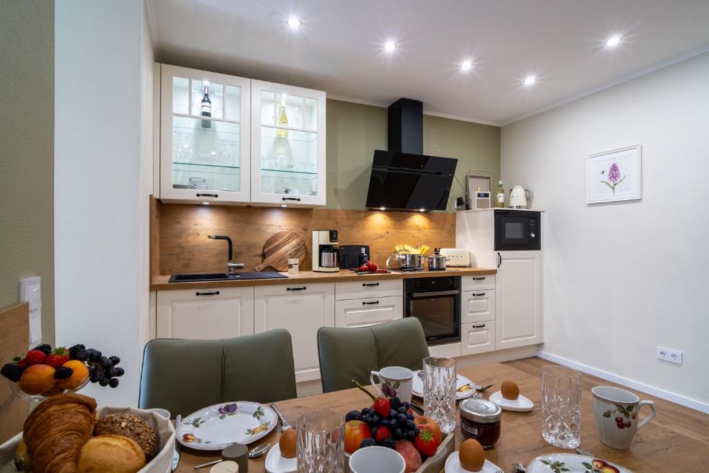 a kitchen with a table with fruit on it at Lux Ferienwohnung altes Landwarenhaus mit Garten und zubuchbarer Sauna in Hedersleben