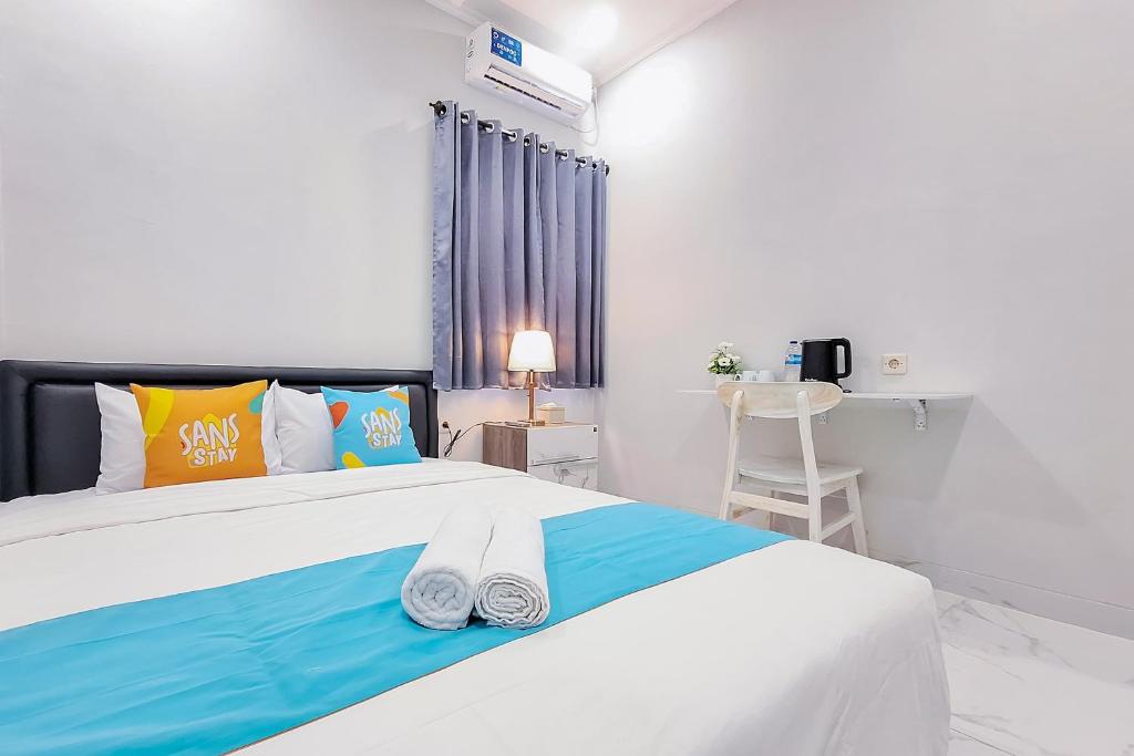 Ένα ή περισσότερα κρεβάτια σε δωμάτιο στο SANS Stay Onengan Inn Salatiga