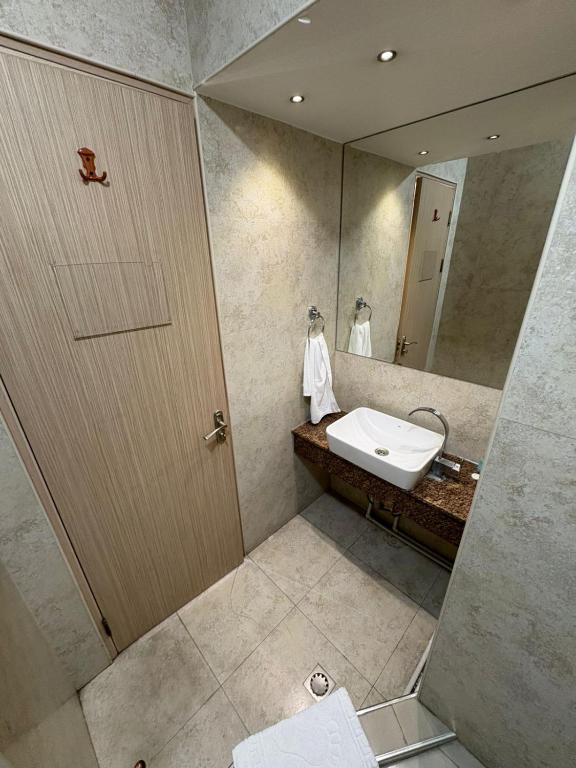 لابی و فضای عمومی Luxury Inn Hotel Yerevan - تصویر ۵
