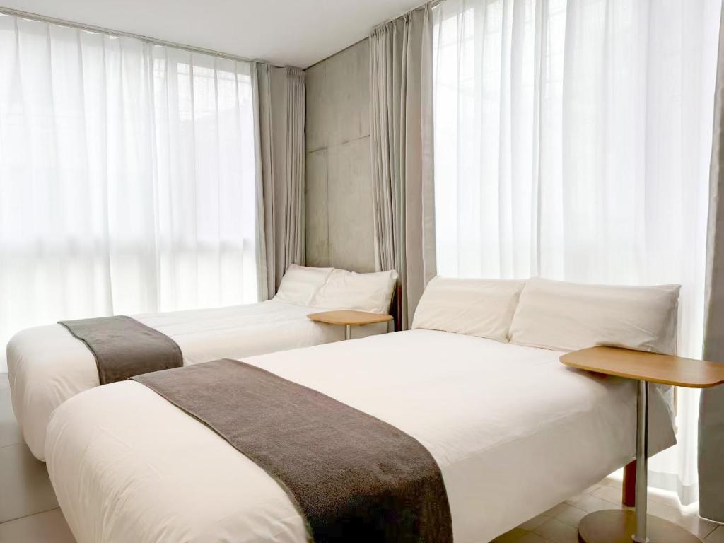 东京201Room,7-minute walk from Uguisudani Station located on the 2nd floor of an apartment-style building Twin room No elevator的带窗户的酒店房间里有两张床