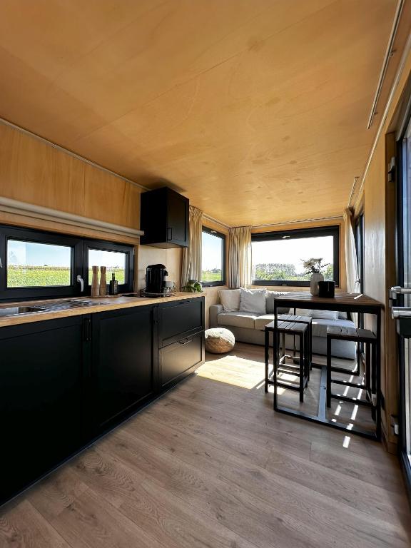 ChièvresTiny House du Gad Bourgeois的小房子里的厨房和客厅