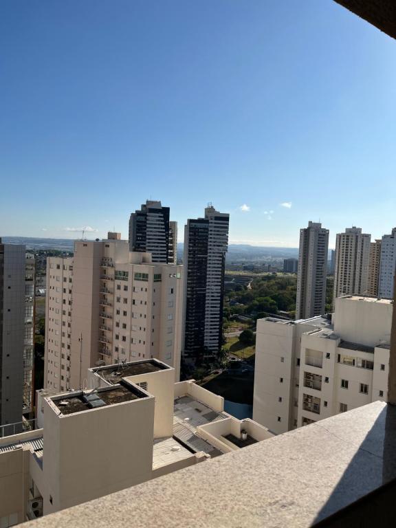 Una vista de la ciudad desde el tejado de un edificio. en Brookfield Towers 2912A, en Goiânia