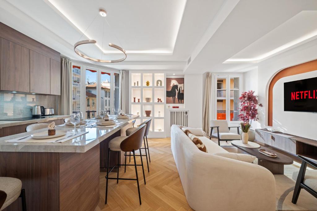 ニースにあるluxueux, spacieux dans le quartier du portのキッチン、リビングルーム(バー、椅子付)