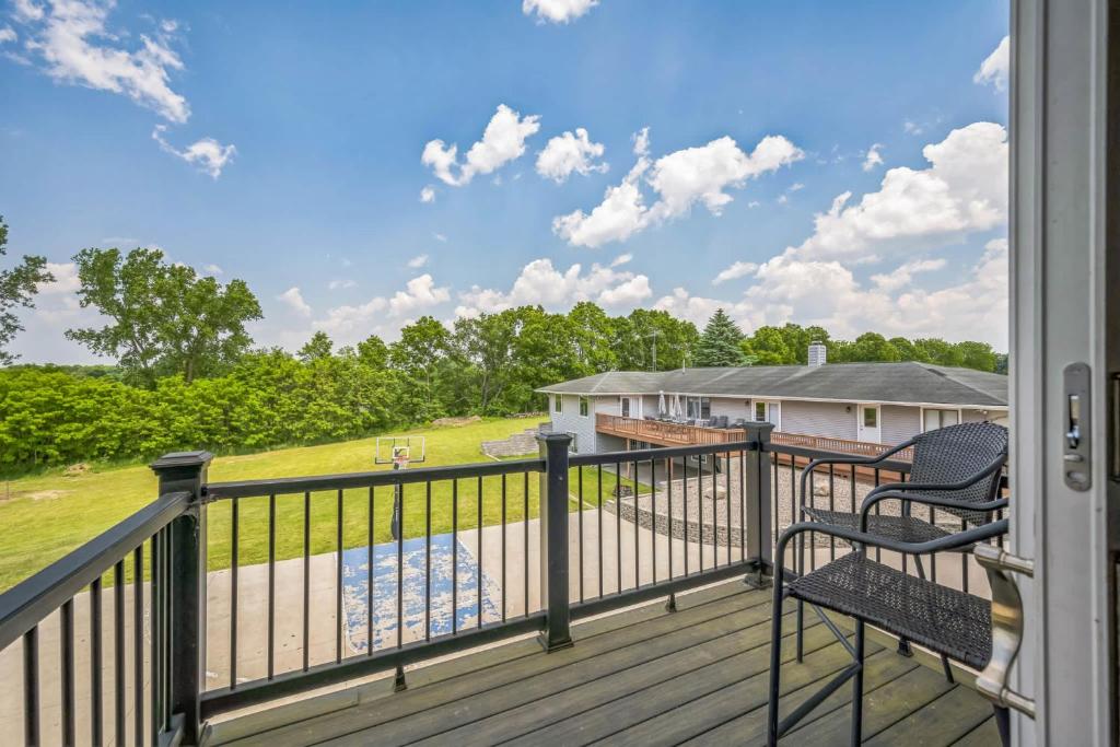 desde el balcón de una casa con piscina en Grass Lake 8BR Retreat w Games & Fire Pit, en Grass Lake