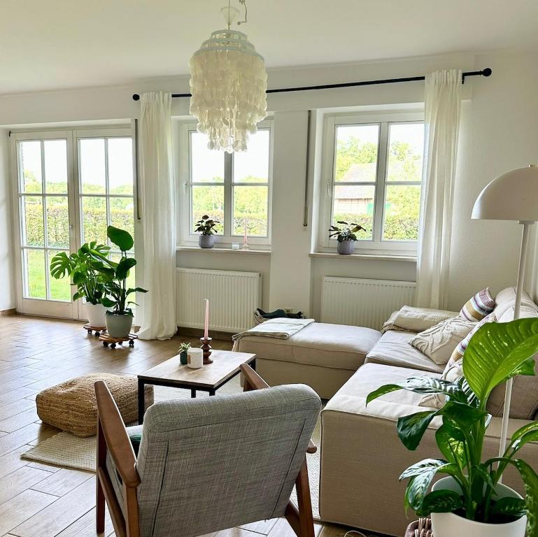 テルクテにあるWohlfühloase nähe Münster - Ruhige 120qm Wohnungのリビングルーム(ソファ、椅子、窓付)