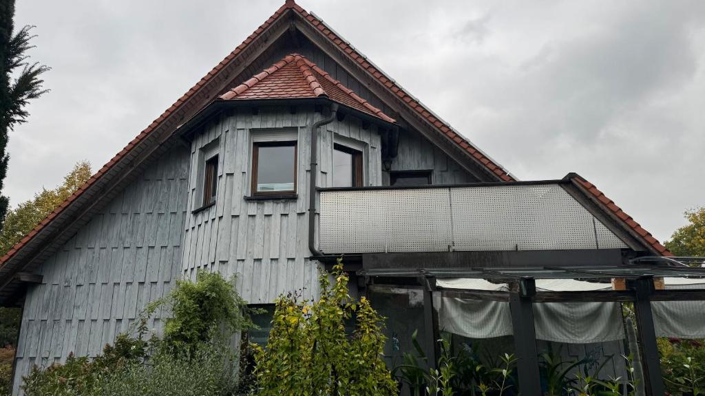 a house with a window on the side of it at Ferienwohnungen am Stadtrand in Bad Windsheim