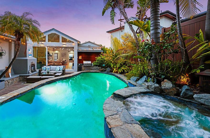 una piscina en el patio trasero de una casa en “Backyard Is OMG” Spa Pool BBQ Game Room Views, en San Diego