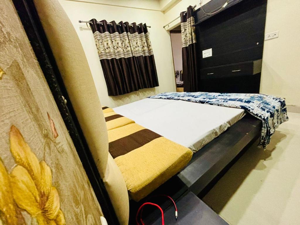 En eller flere senge i et værelse på Shree Vrindavan dham