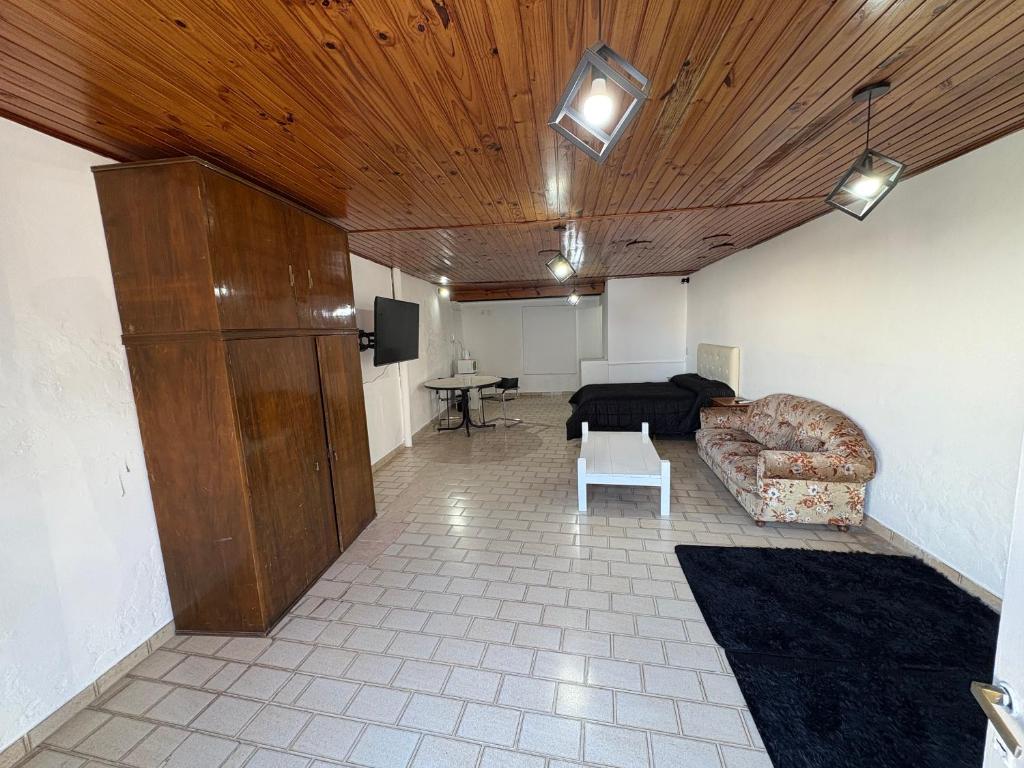 una sala de estar con un sofá y una mesa en Central City 2, en San Andrés de Giles