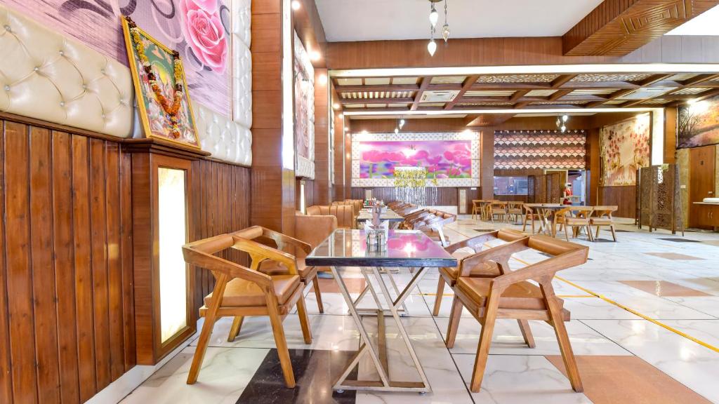 a dining room with a glass table and chairs at Golden Spoon in Jāmb