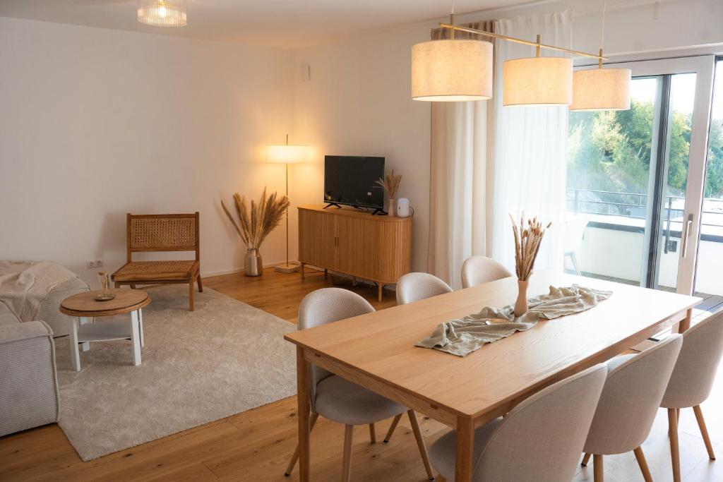 un salon avec une table et des chaises de salle à manger dans l'établissement bei Stefanie, à Bad Kötzting