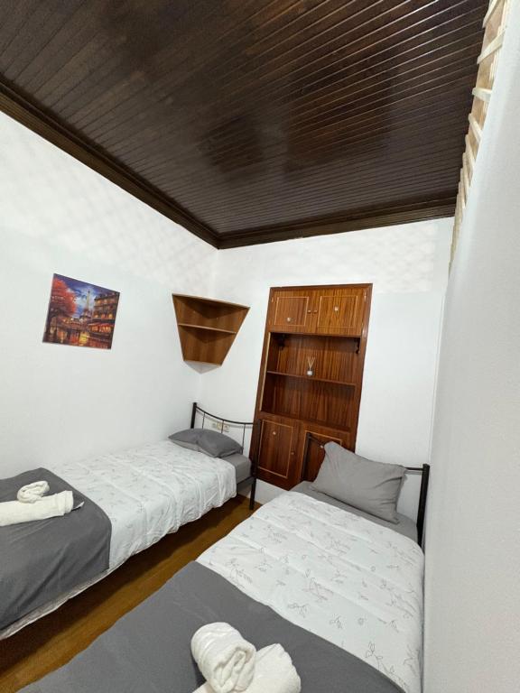 Un dormitorio con dos camas y techo de madera. en Kanakakis home, en Áyios Andónios