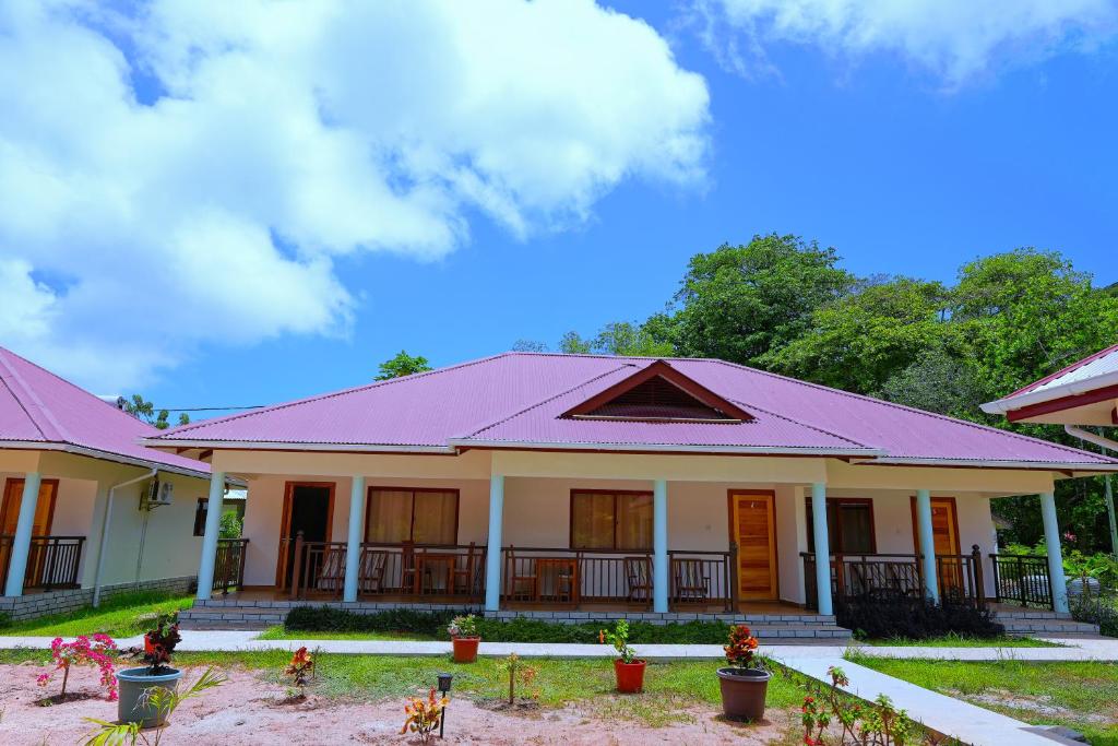 een huis met een paars dak bij La Maison Figaro Guest House in La Réunion