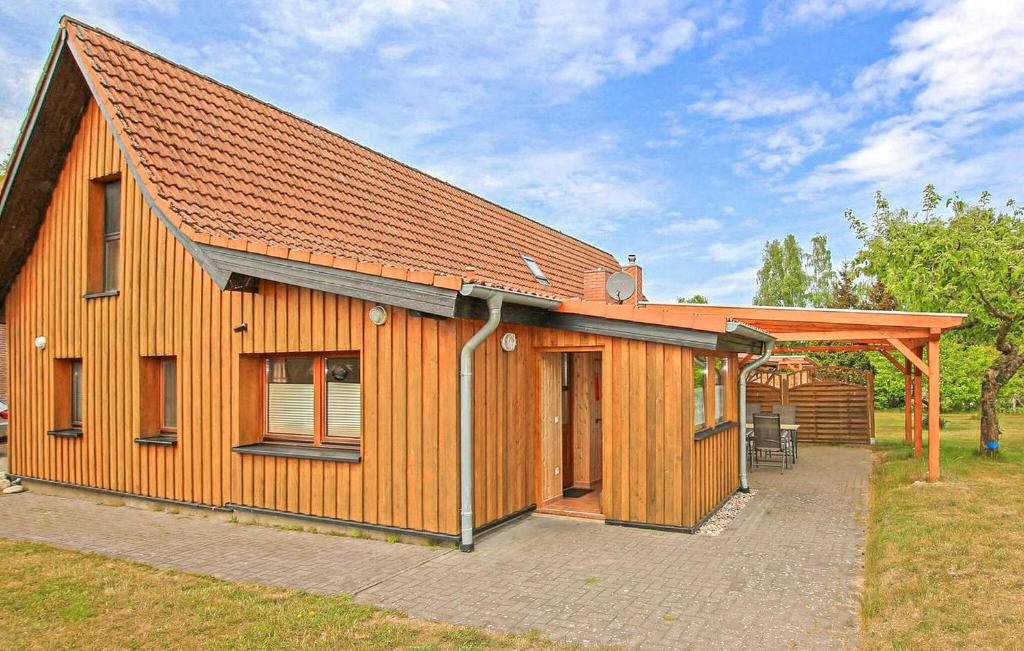 a large wooden house with a gambrel roof at Ferienwohnung Zislow in Zislow