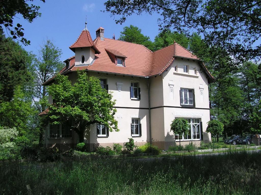 una gran casa blanca con techo rojo en Pension Bier, en Burg