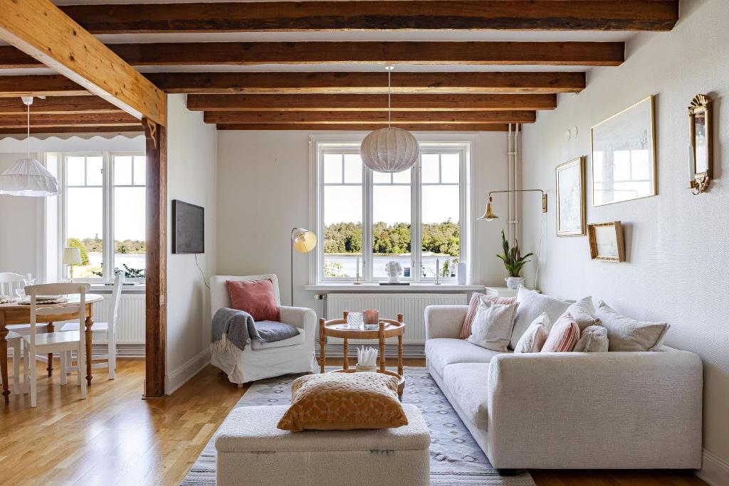 un soggiorno con un divano e un tavolo di Lakefront Getaway in Hagaparken Central Stockholm a Stoccolma