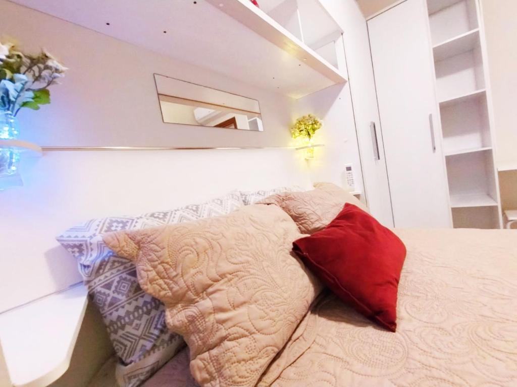 1 dormitorio con 2 almohadas en una cama en AP Top na Praia da Costa, en Vila Velha