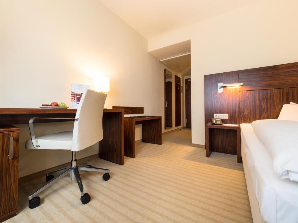 Postel nebo postele na pokoji v ubytování Hotel an der Oper