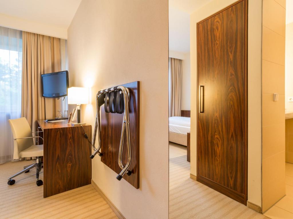 TV a/nebo společenská místnost v ubytování Hotel an der Oper