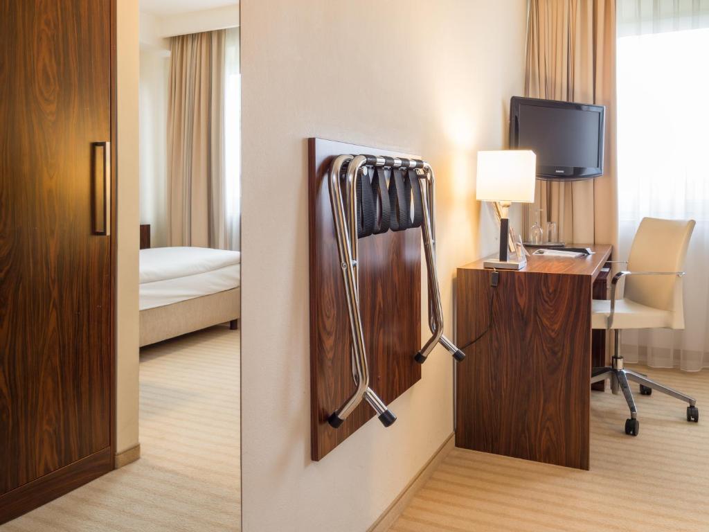 TV a/nebo společenská místnost v ubytování Hotel an der Oper