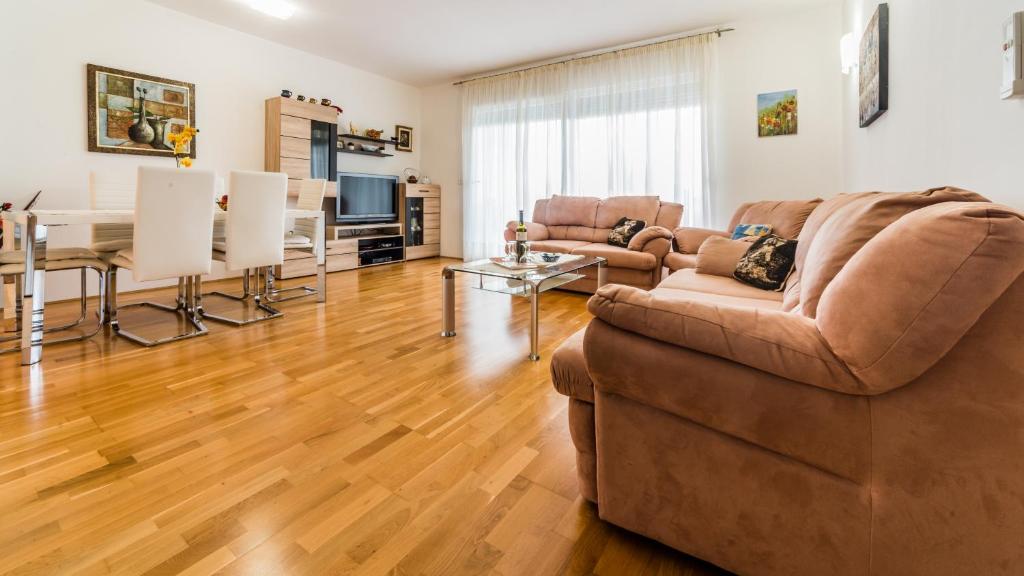 un soggiorno con divano e tavolo di Apartment Luigia a Novigrad Istria