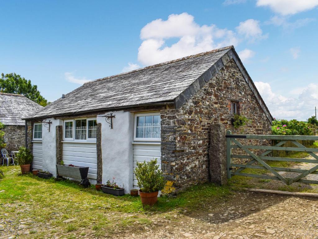 an old stone cottage with a garage at Skyber - Uk50374 in Camelford