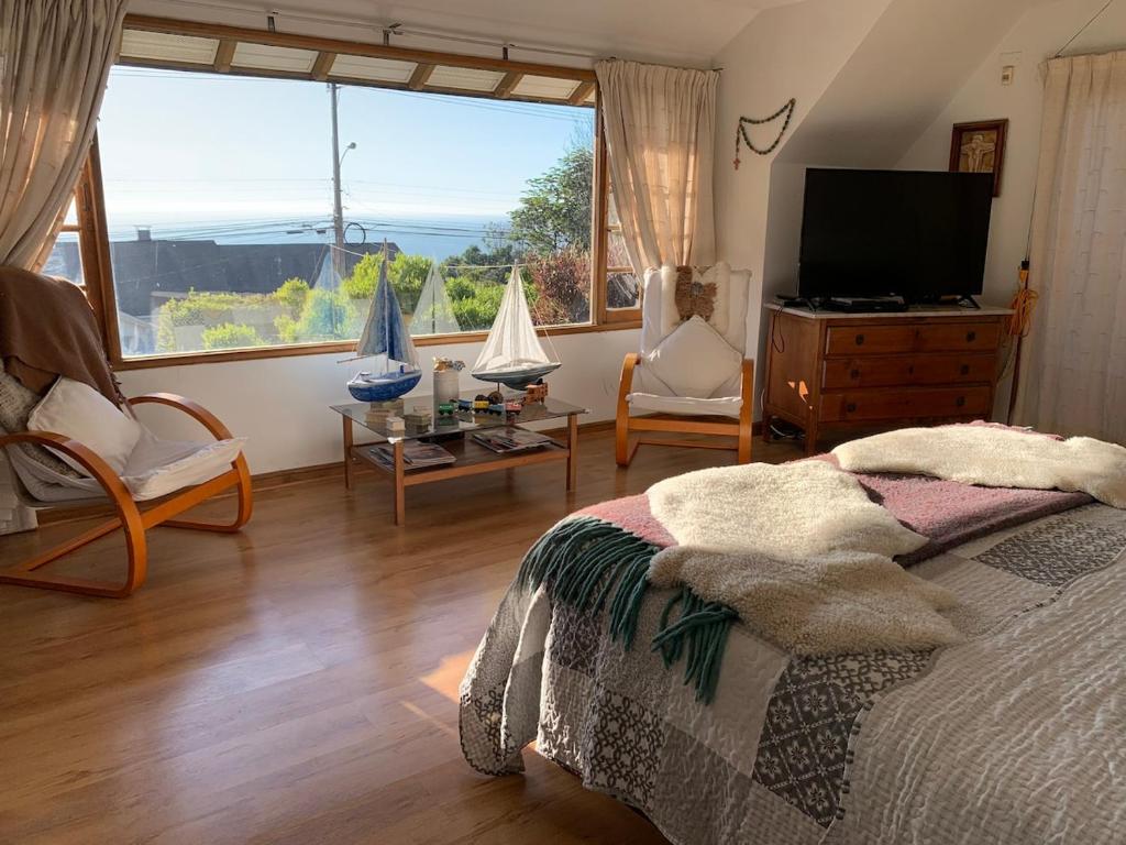 Μια τηλεόραση ή/και κέντρο ψυχαγωγίας στο Casa en la playa con vista al mar