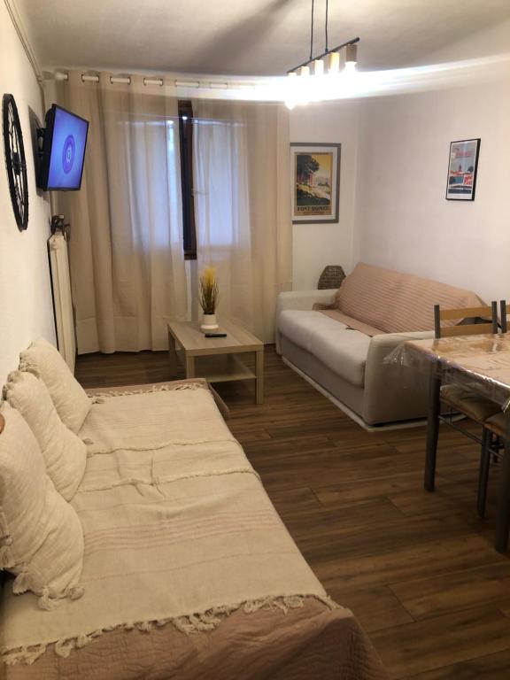 Studio في فونت رومو: غرفة معيشة بها أريكة وسرير