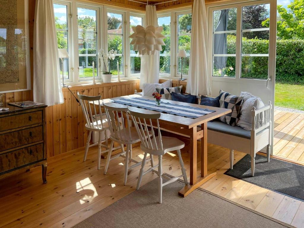 eine Küche mit Tisch und Stühlen und einer Couch in der Unterkunft Cottage With Views Over Nature Reserve In Arild in Arild