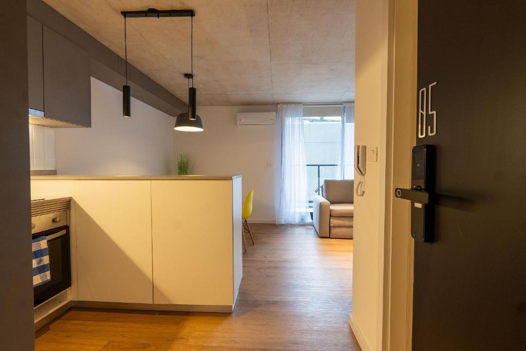eine Küche mit offener Tür zum Wohnzimmer in der Unterkunft Live Smart in Montevideo